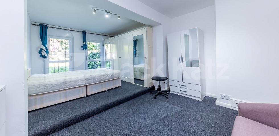 			NEW INSTRUCTION! , 3 Bedroom, 1 bath, 1 reception Flat			 Hungerford Road, CALEDONIAN ROAD 